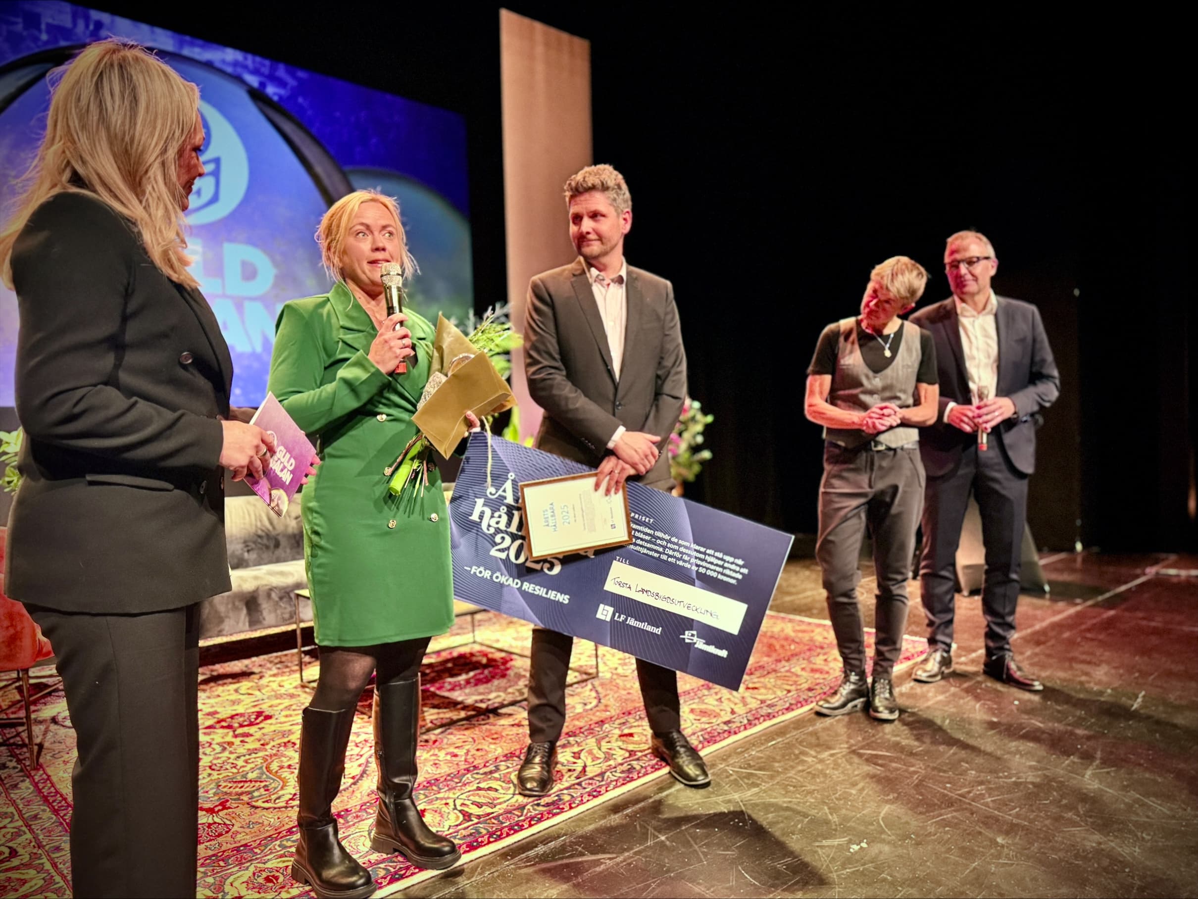 En grupp människor som står på en scen.