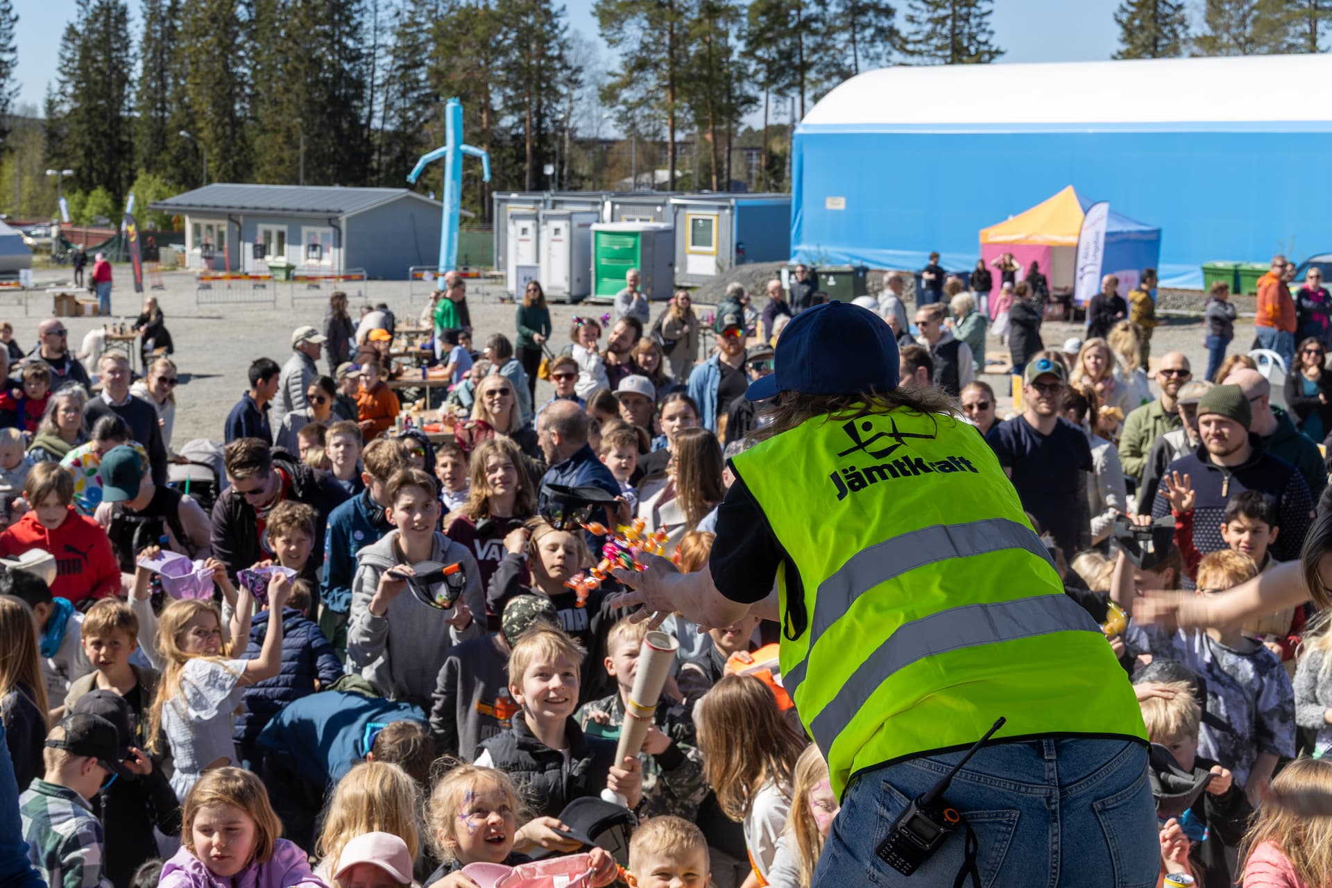 Godisregn från en scen.