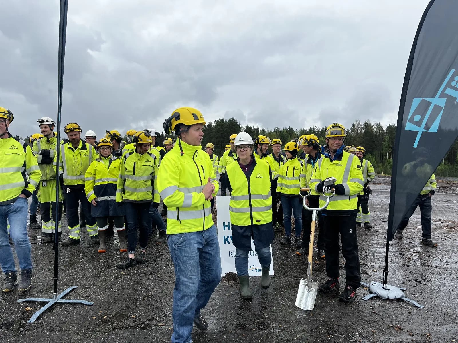 Jämtkrafts vd Ylva Andersson står med flera personer utanför Jämtkrafts nya kraftvärmeverk.