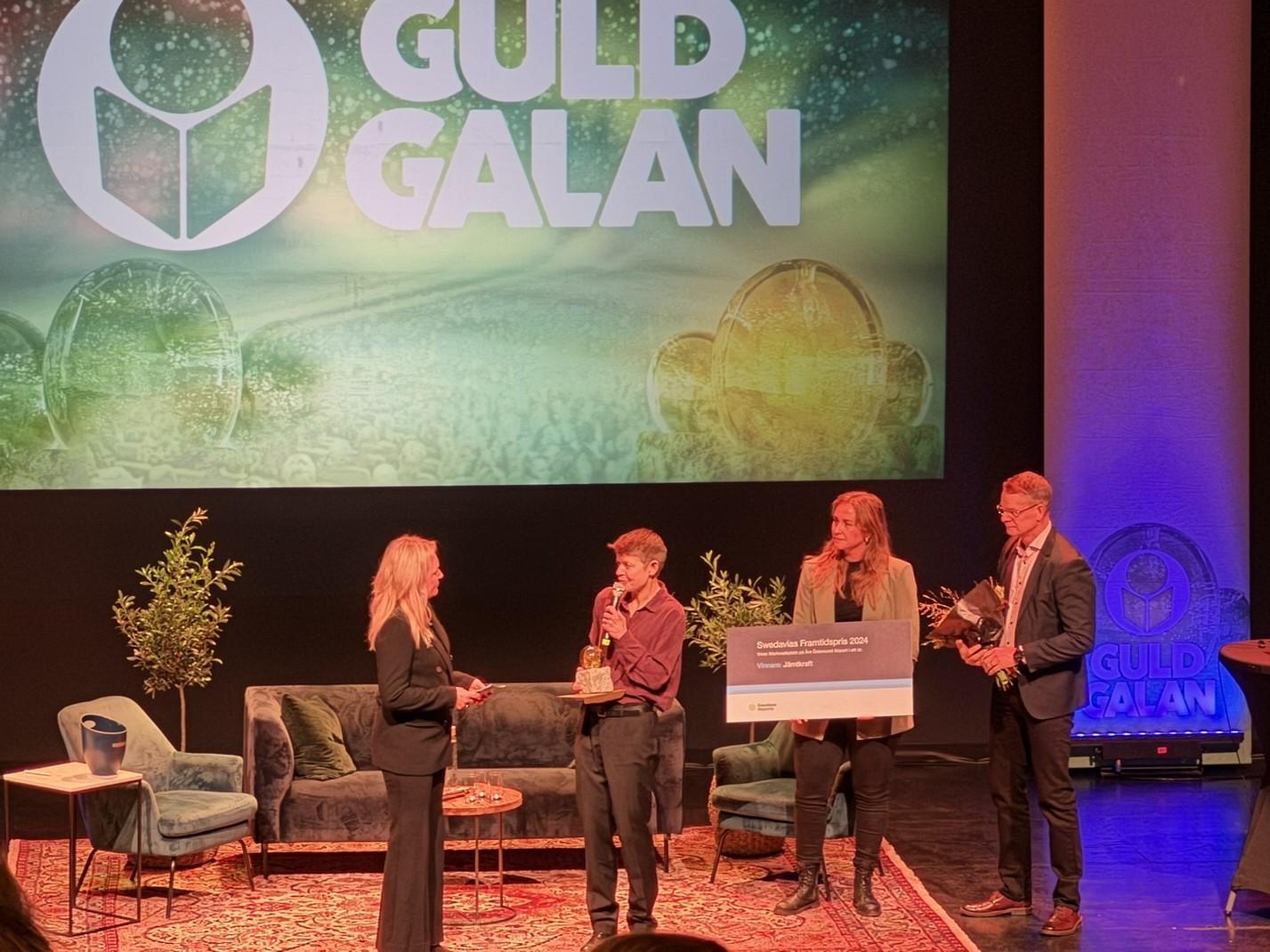 Jämtkrafts vd Ylva Andersson mottar pris på Guldgalan tillsammans med konferencier Yvette Hermundstad samt Lina Molin och Peter Fahlén från Swedavia.