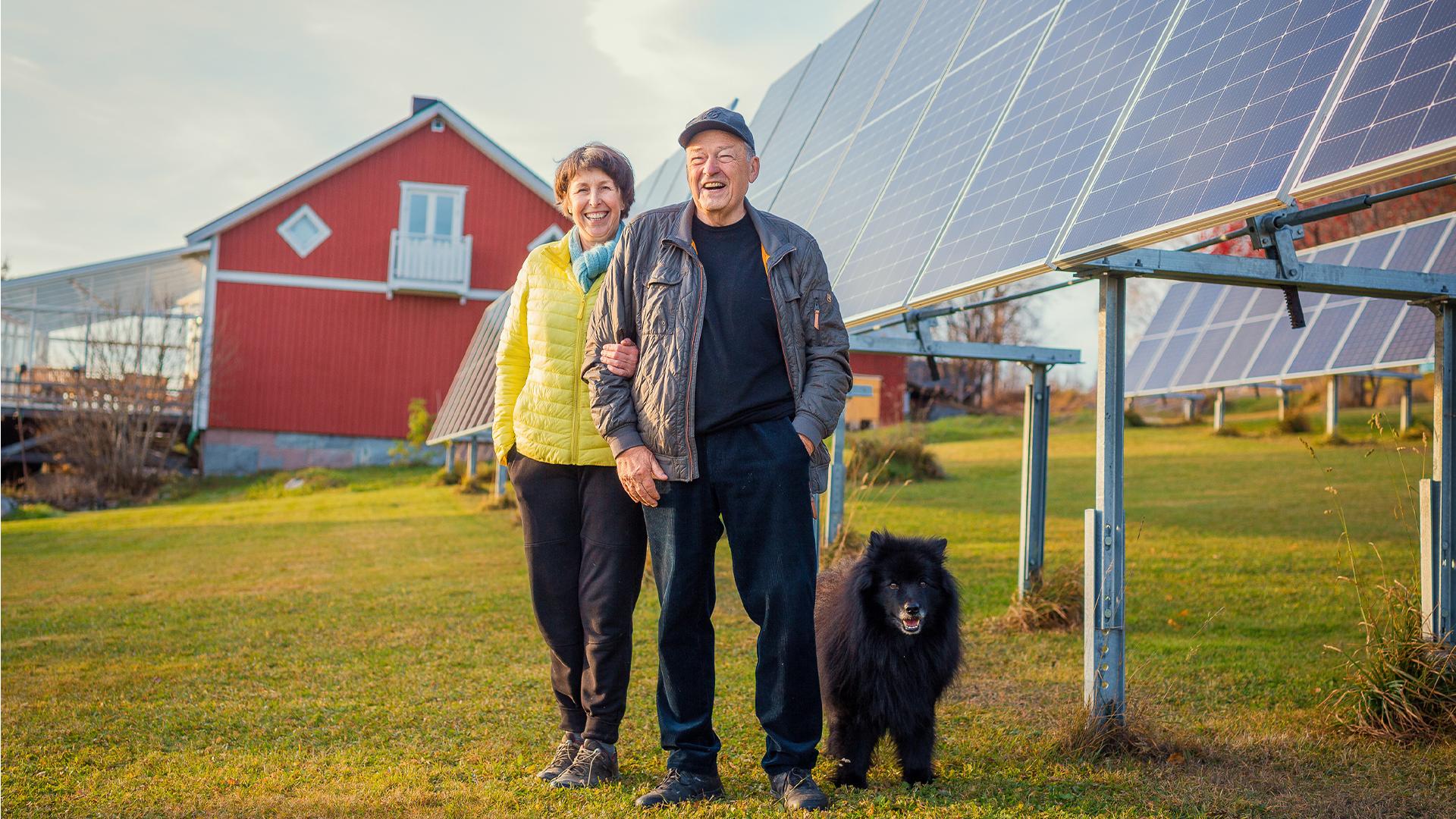 Katarina och Kenneth Nordin står framför deras solceller som de har på sin gård.