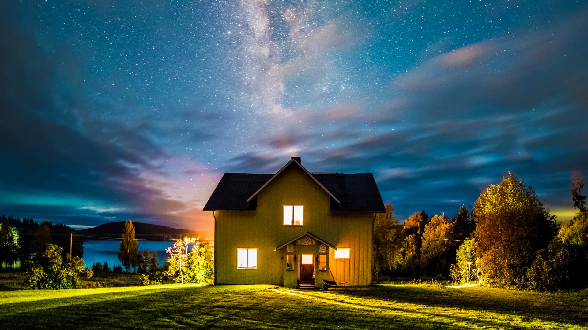 Ett upplyst hus i mörker