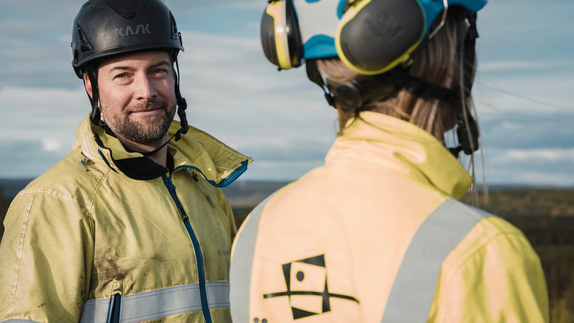 Två medarbetare från Jämtkraft med skyddskläder.